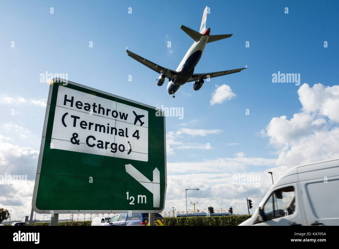 Ein tief fliegenden Düsenflugzeug in das Land am Terminal 4, Heathrow Airport, London, Großbritannien kommenden Stockfoto