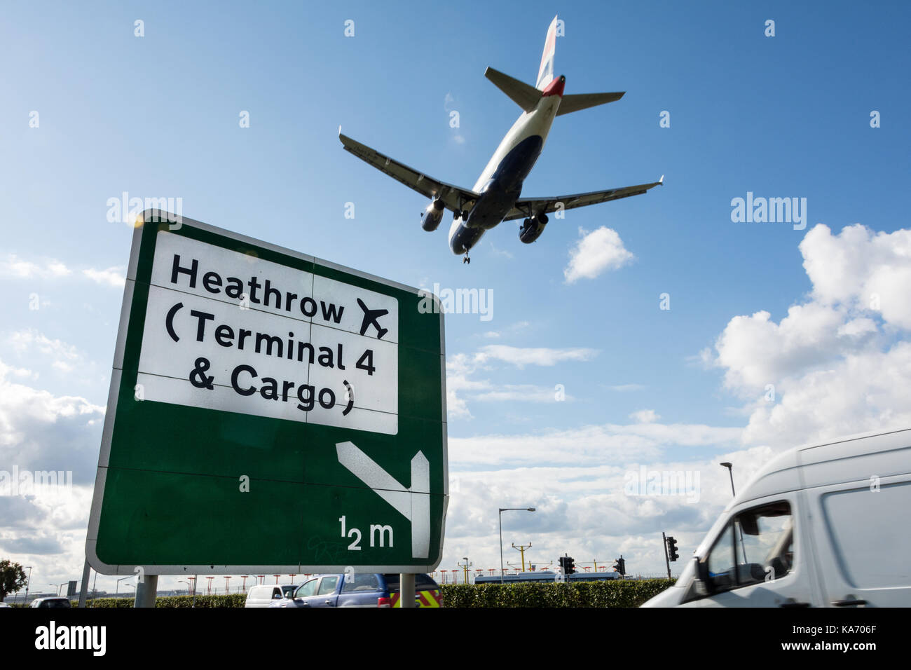 Ein tief fliegenden British Airways Flugzeug zu landen am Flughafen Heathrow, London, Großbritannien Stockfoto