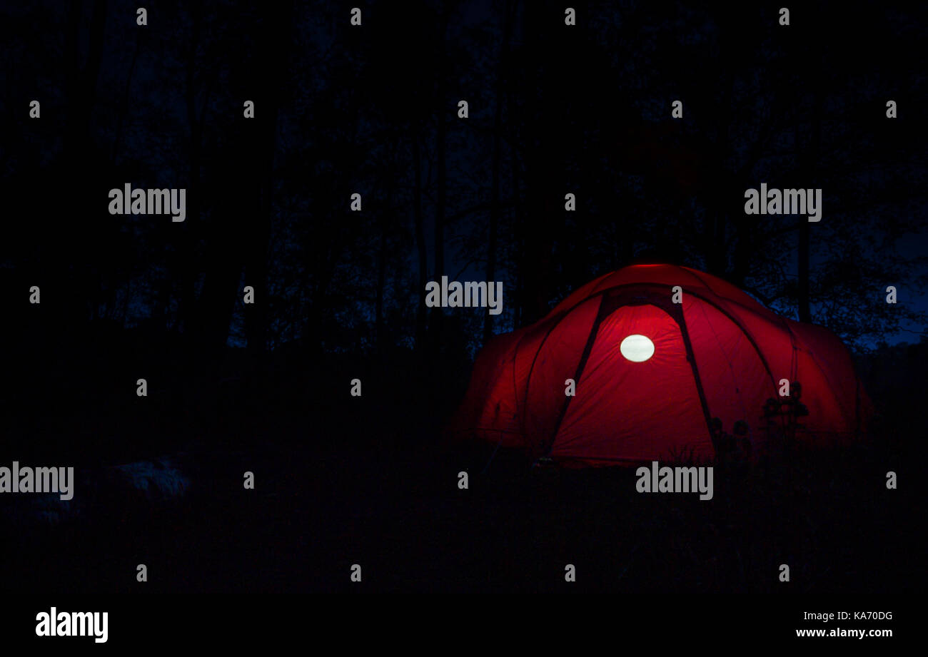 Leuchtend rote Zelt Stockfoto