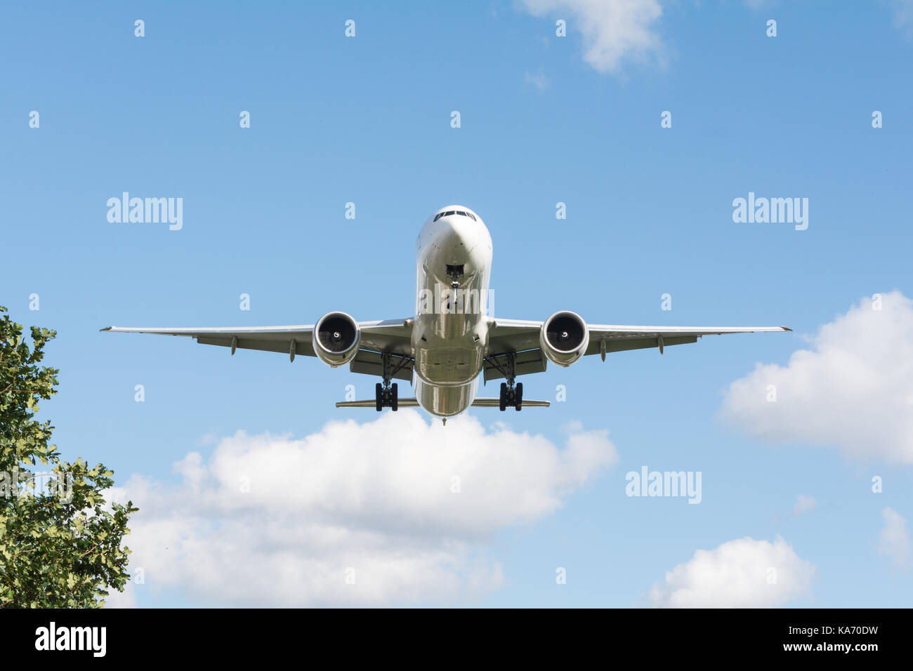 Tief fliegenden Flugzeugen absteigend in Richtung Heathrow Flughafen, Terminal 4, in Hounslow, Middlesex, Großbritannien. Stockfoto