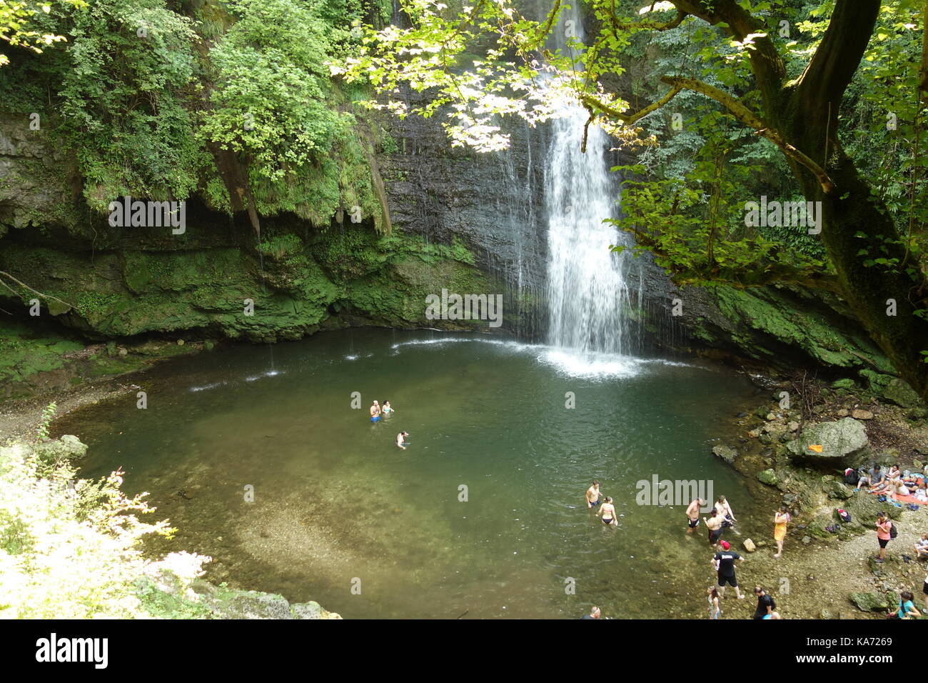 Touristen am Waterfull von Fermona, Lombardei, Italien, Juli 2017 Stockfoto