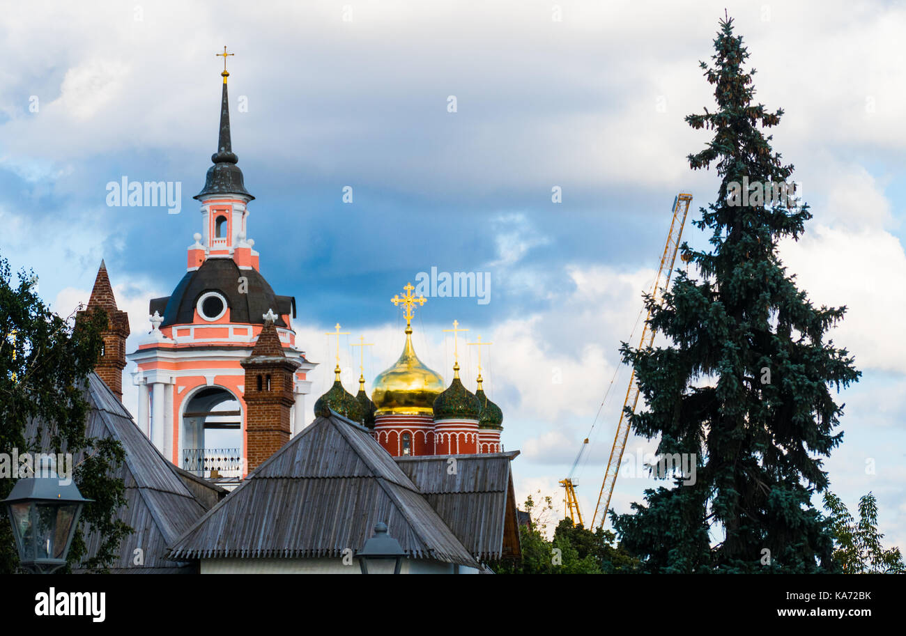 Die alte russische Christliche Kirche und Baum Stockfoto