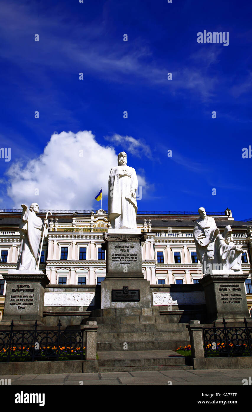Olga Prinzessin Denkmal, Apostel Andreas und die Heiligen Cyrill und Methodius, Michael Square, Kiew, Ukraine. Stockfoto