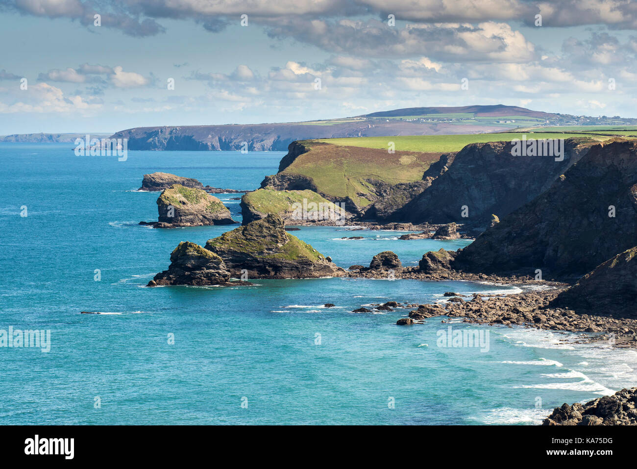 Inseln vor der Küste von North Cornwall. Kran Inseln im Vordergrund und Queller Insel im Hintergrund. Stockfoto