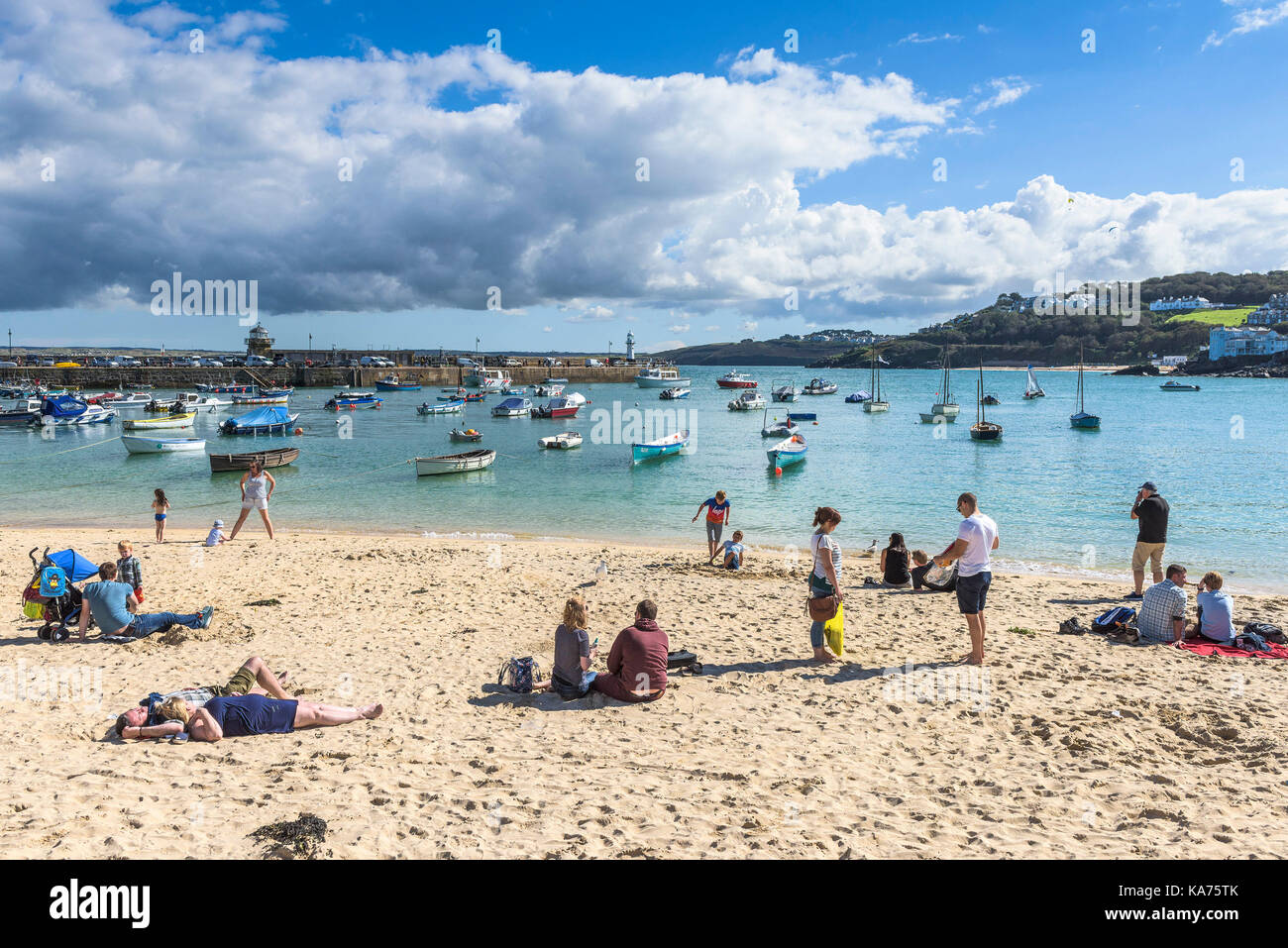 St Ives - Urlauber entspannen auf St Ives Harbour Beach in Cornwall. Stockfoto