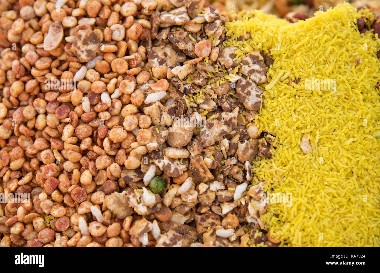 Frische Mischung Nüsse und gelbe frischen Reis aus einem Spice Market in Indien Stockfoto