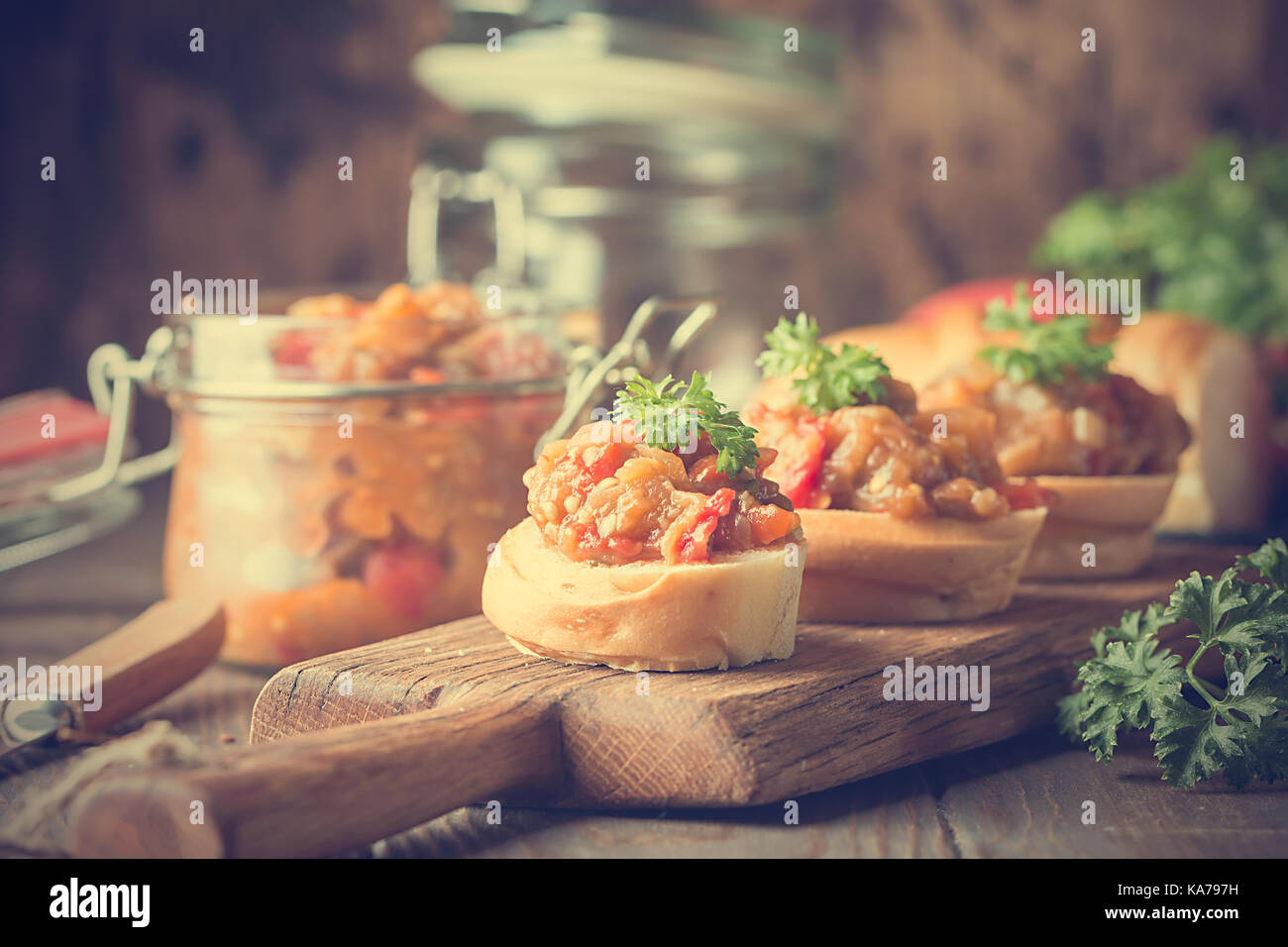 Brot Toast mit Auberginen Kaviar Stockfotografie - Alamy