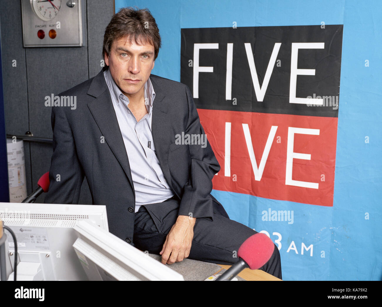 John Inverdale fotografiert bei der BBC Five Live Studio Stockfoto