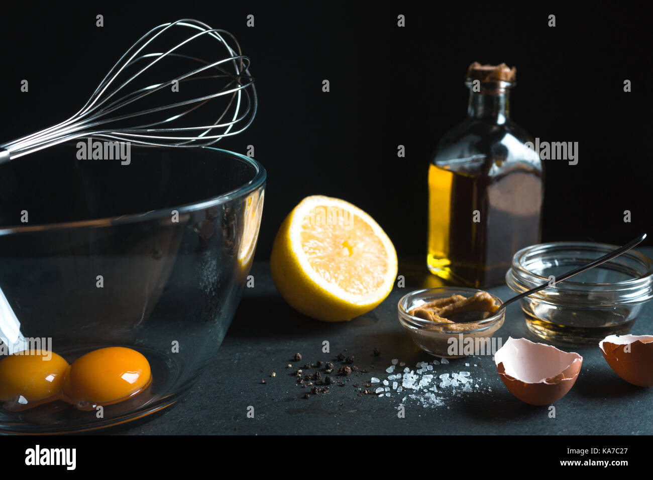 Eine halbe Zitrone, Eier und Shell, Olivenöl horizontal Stockfoto