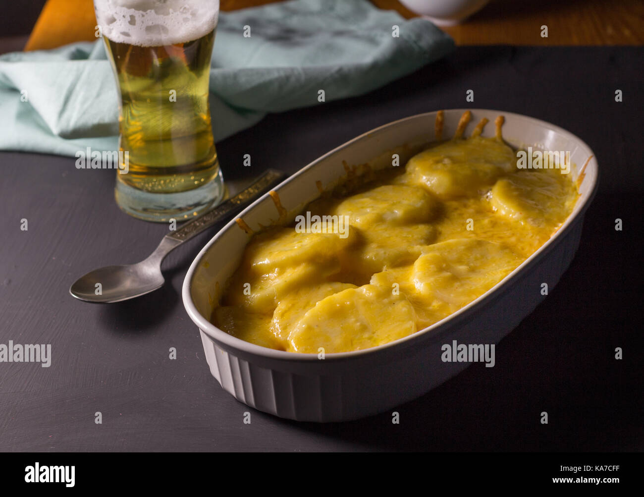 Kartoffelgratin mit Bier - Essen Hintergrund Stockfoto