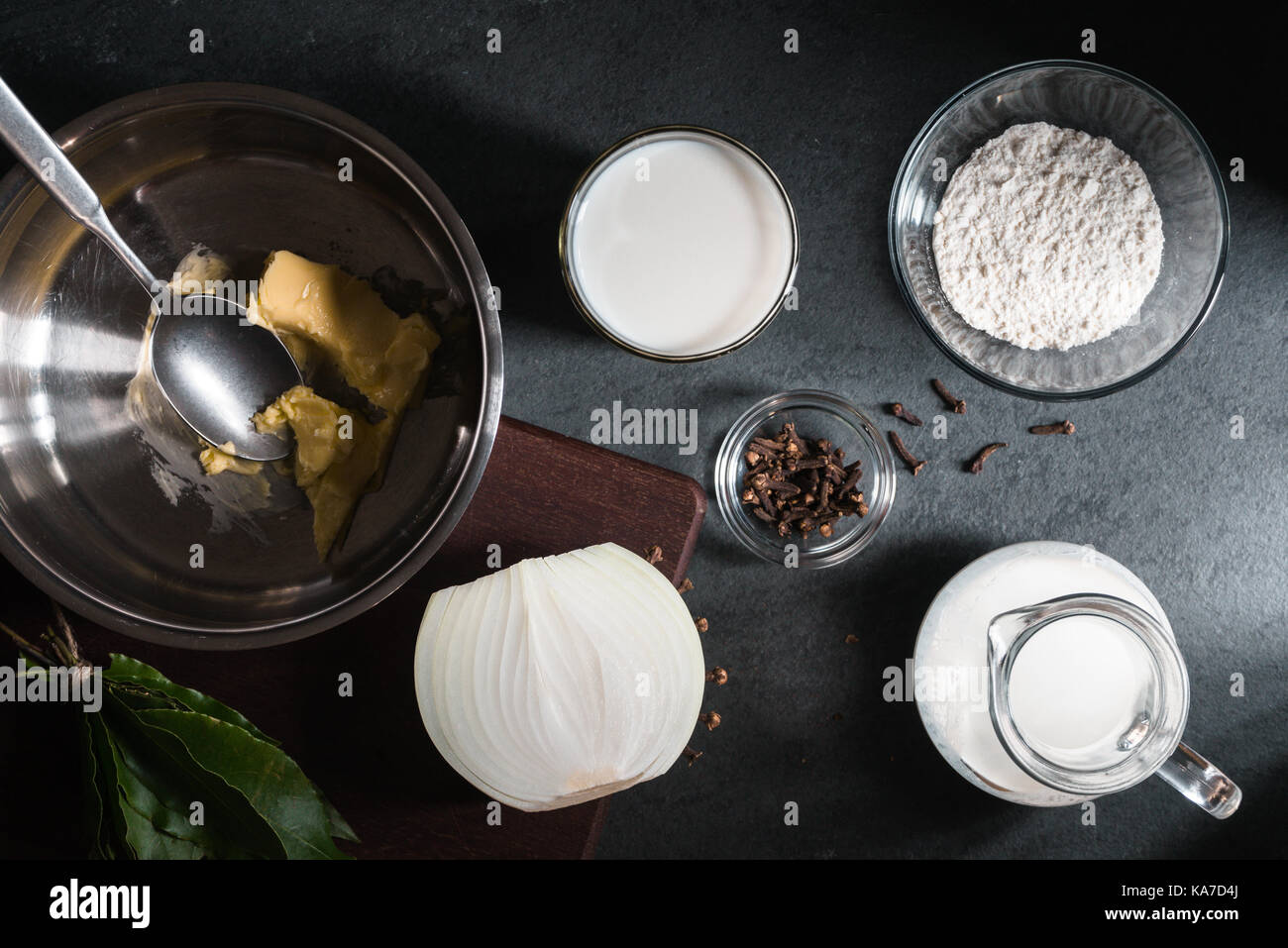 Zutaten für die Herstellung von Käse sauce Mornay horizontal Stockfoto