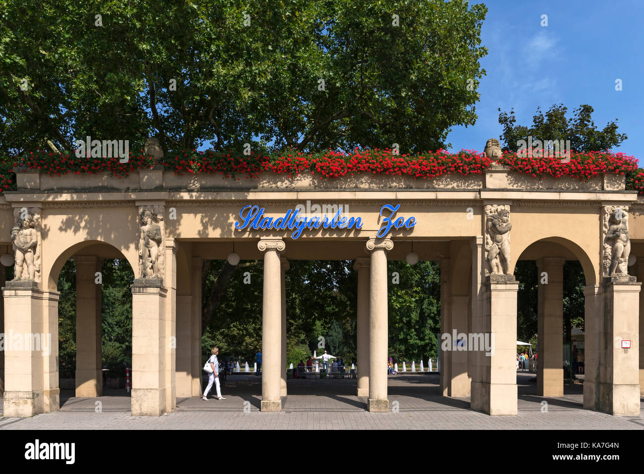 Eingangsportal, Stadtgarten Zoo, Karlsruhe, Baden-Württemberg, Deutschland Stockfoto