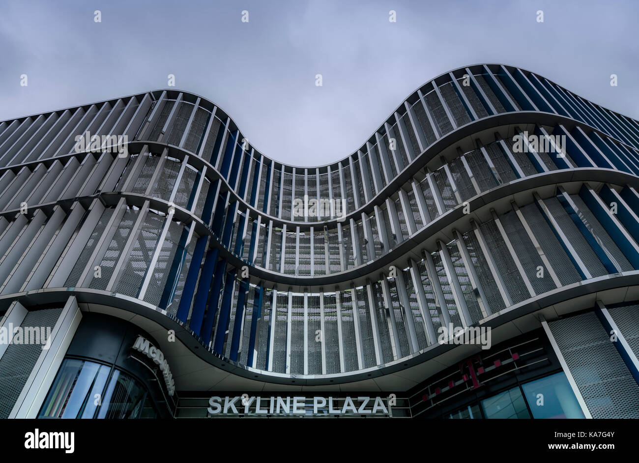 Moderne gekrümmte Fassade, Einkaufszentrum Skyline Plaza, Frankfurt am Main, Hessen, Deutschland Stockfoto