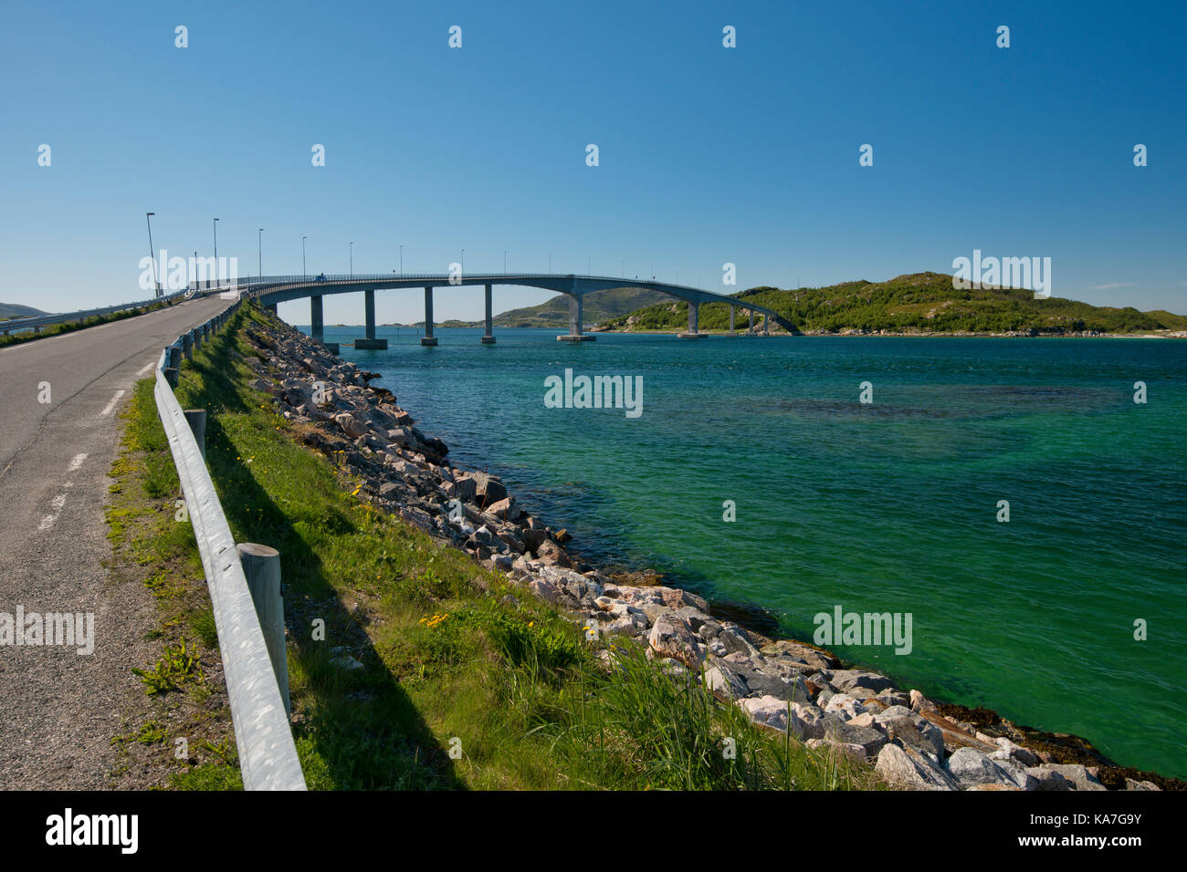 Brücke zur Insel Sommarøy, Troms Provinz, Nordnorwegen, Norwegen Stockfoto