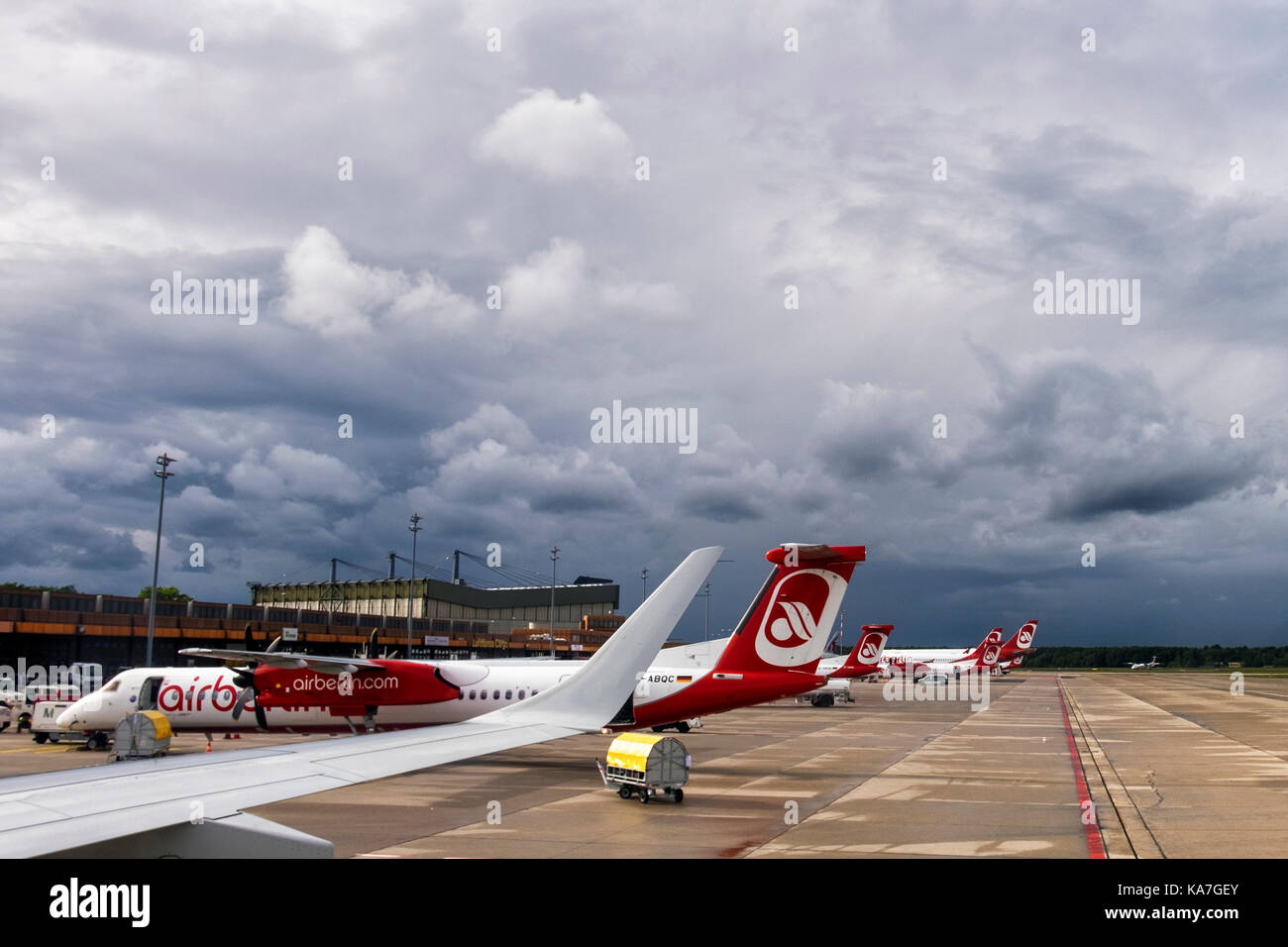 Berlin, Flughafen Tegel. Air Berlin Flugzeuge am Boden. Airline nach ungewisse Zukunft nach finanziellen Problemen, stürmische Zukunft, schwarze Wolken Overhead Stockfoto