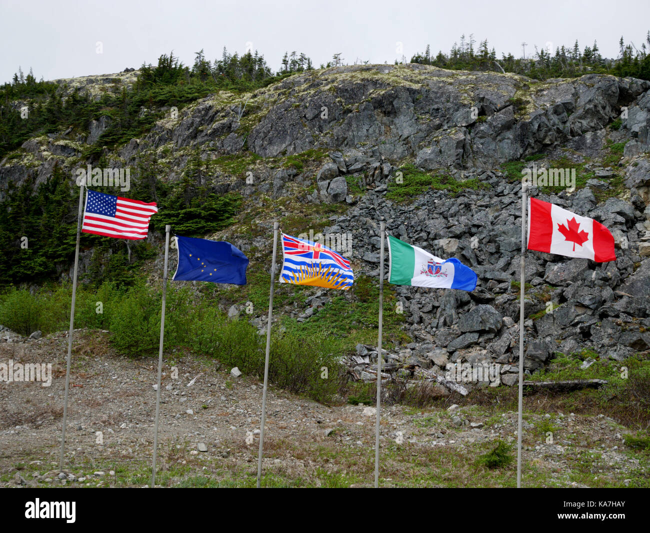 Fahnen auf US/kanadischen Grenze am White Pass Summit, White Pass & Yukon Railroad zwischen Skagway, Alaska und Whitehorse, Yukon Territory, Kanada. Stockfoto