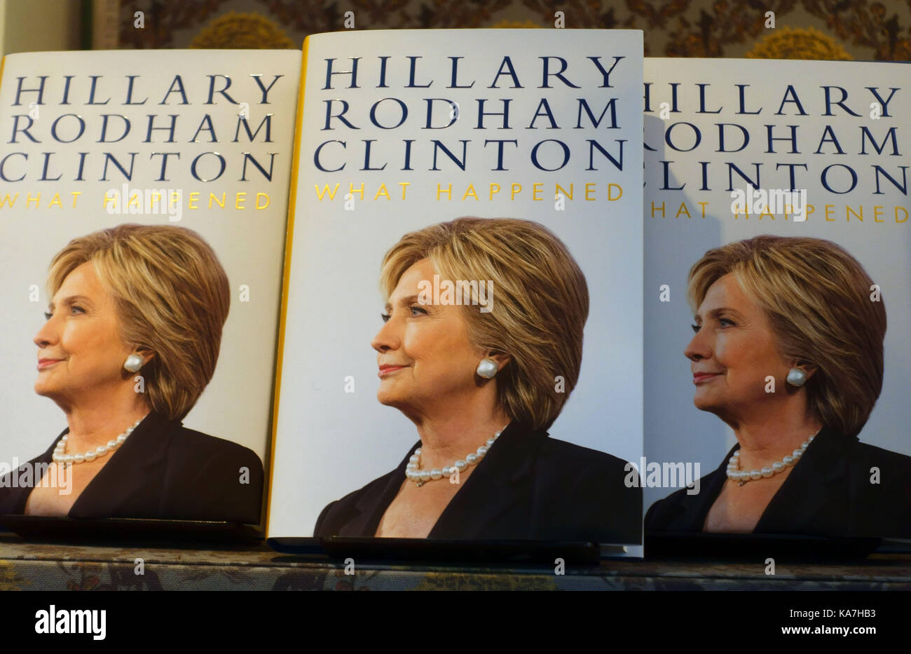 'Was ist passiert" von Hillary Rodham Clinton in London Buchhandlung Stockfoto