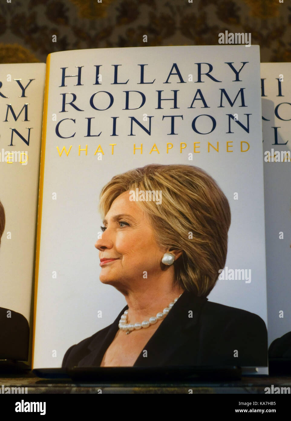 'Was ist passiert" von Hillary Rodham Clinton in London Buchhandlung Stockfoto