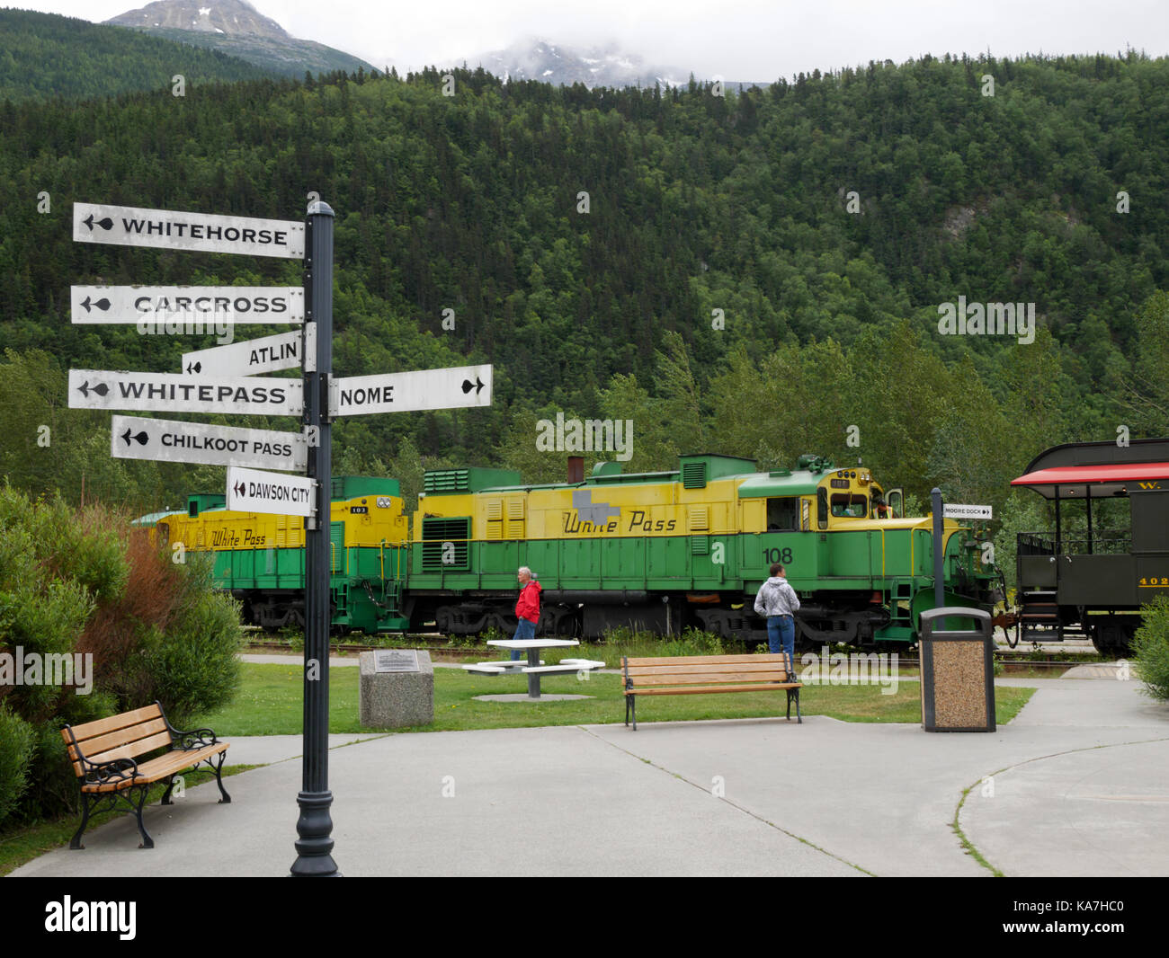 Alco diesel Loks 103 und 108 an der Skagway Terminus der White Pass & Yukon Railroad, Alaska, USA. Stockfoto