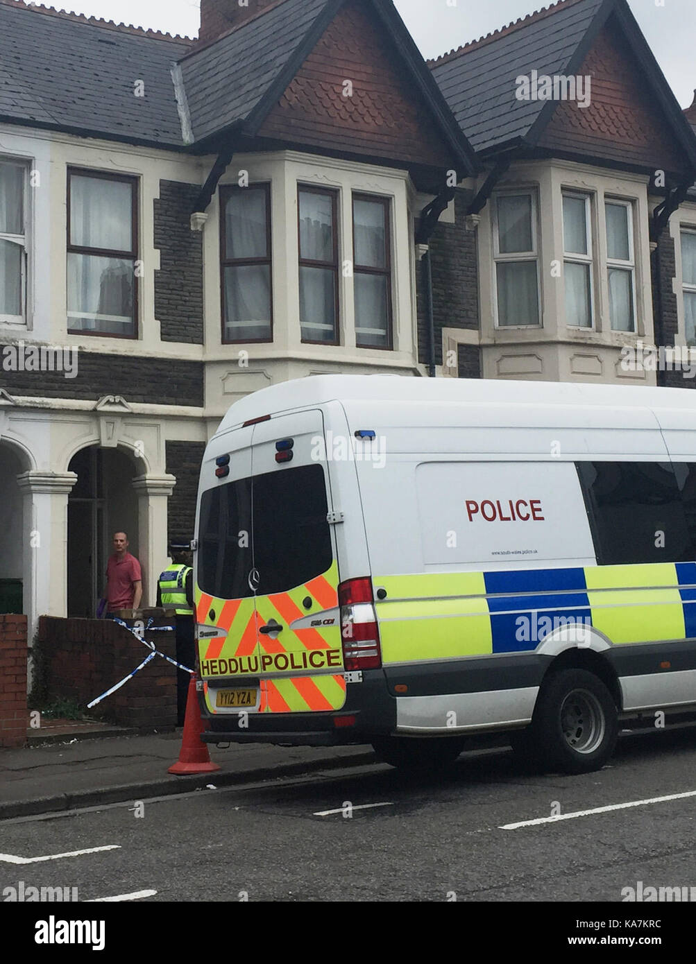 Polizei außerhalb einer Immobilie in Pen-y-Wain Straße, Roath, Cardiff, nachdem eine siebte Person war, die im Zusammenhang mit der Parsons Green Bombardierung verhaftet, Scotland Yard sagte. Stockfoto