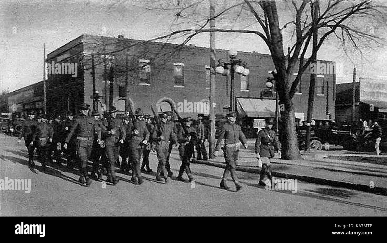 1930 - Die Nationalgarde patrouillieren in den Straßen von Herrin, Illinois, USA nach Zusammenstößen zwischen Ku Klux Klan Unterstützer und anti-Klan Demonstranten Stockfoto