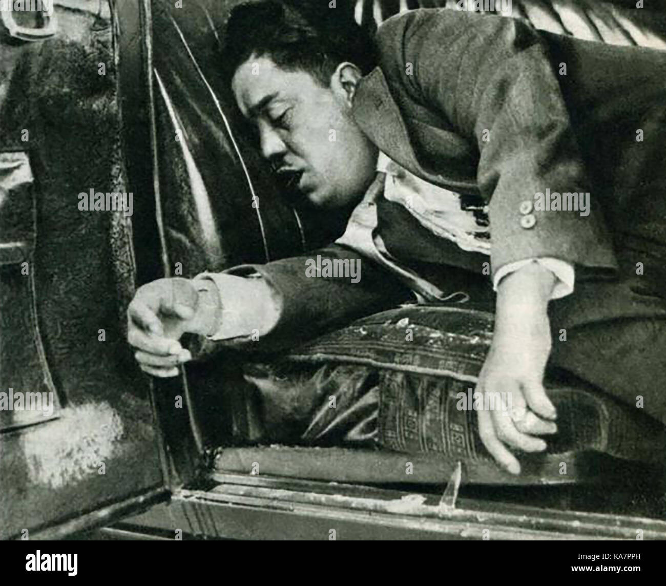 Kriminalität 1929 - USA - Chicago gangland Töten - Eine offizielle vintage Polizei Foto von mexikanischen Nemesio Monroy, der Schuss war tot, während die Bewachung der Agua Caliente 'money Auto" mit $ 85,800 - Stockfoto