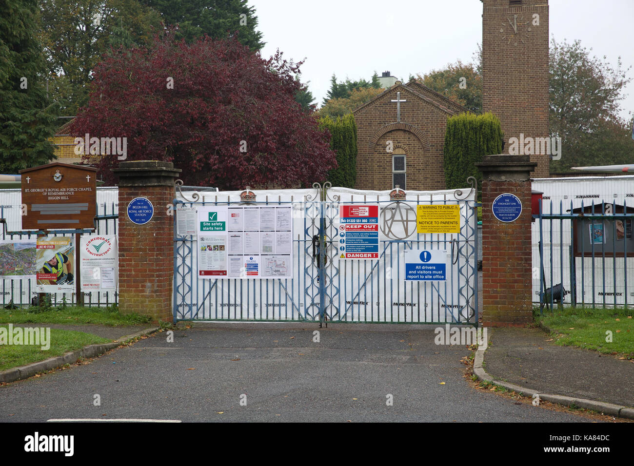 Biggin Hill, Großbritannien. 25 Sep, 2017. St George's RAF-Kapelle ist geschlossen und abgeschirmt als Arbeit beginnt mit dem Biggin Hill Memorial Museum, das eine £2 Million Bewilligung von der Heritage Lottery Fund (HLD) Credit: Keith Larby/Alamy Leben Nachrichten erhalten hat. Stockfoto