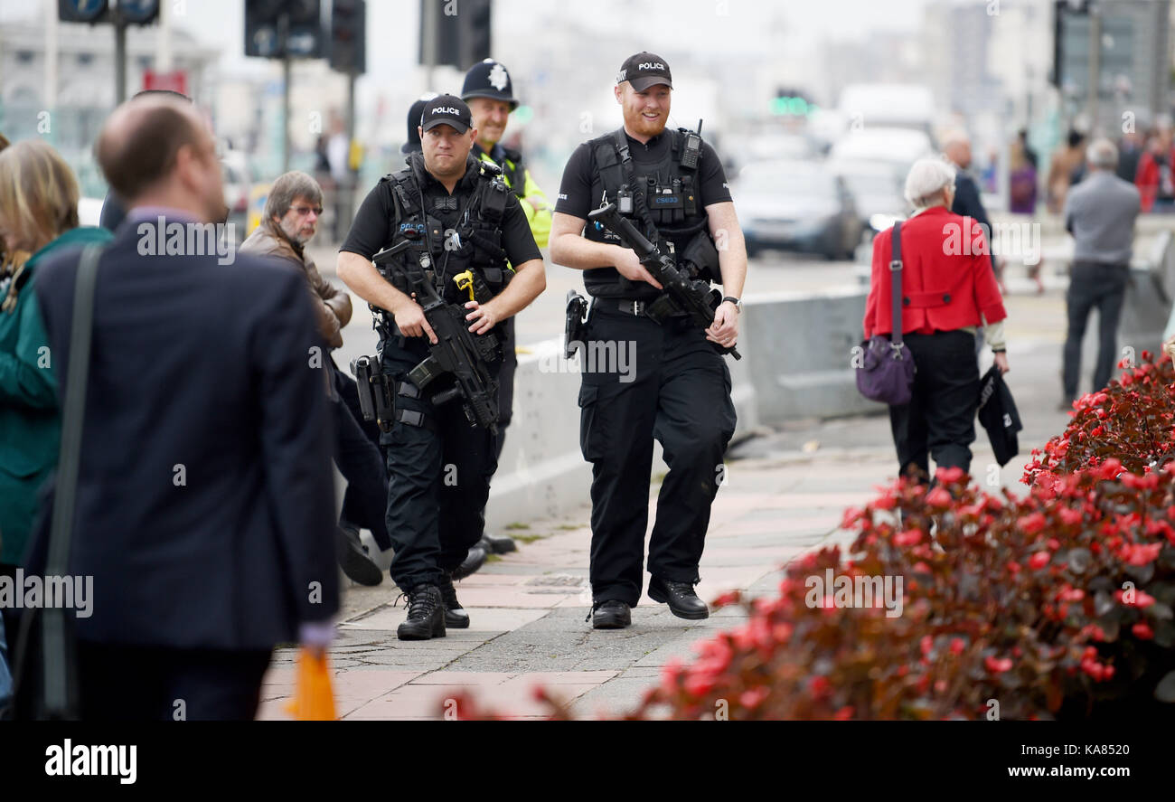 Brighton, UK. 25 Sep, 2017. Bewaffnete Polizei auf Patrouille entlang der Strandpromenade von Brighton in der Labour Party, Konferenz, die in das Brighton Centre diese Woche Credit gehalten wird: Simon Dack/Alamy leben Nachrichten Stockfoto