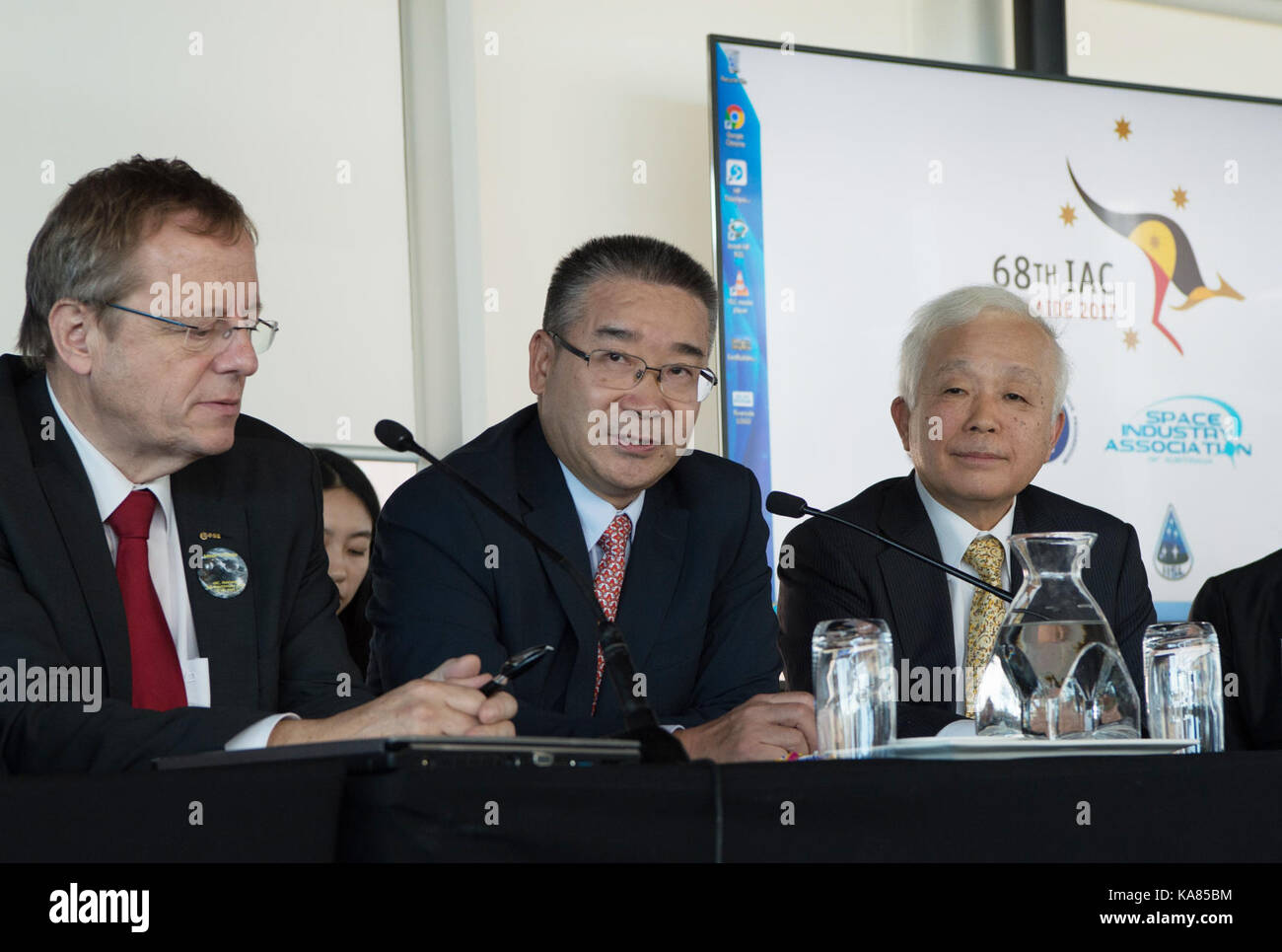 (170925) - ADELAIDE, Sept. 25, 2017 (Xinhua) - Tian Yulong (C), Generalsekretär der China National Space Administration, beantwortet Fragen während einer Pressekonferenz auf der 68. Internationalen Astronautischen Kongress (IAC) in Adelaide, Australien, Sept. 25, 2017. Die 68Th IAC, einer 5-tägigen Konferenz zur Diskussion über Innovationen und Fortschritte in der Raumfahrt gewidmet, fing in Adelaide am Montag. Das IAC ist der weltweit größte jährliche Zusammenkunft von Fachleuten und der übergeordneten Organisation ist der International Astronautical Federation (IAF), mit Sitz in Paris ist. Die internationale Luft- und Raumfahrt Stockfoto
