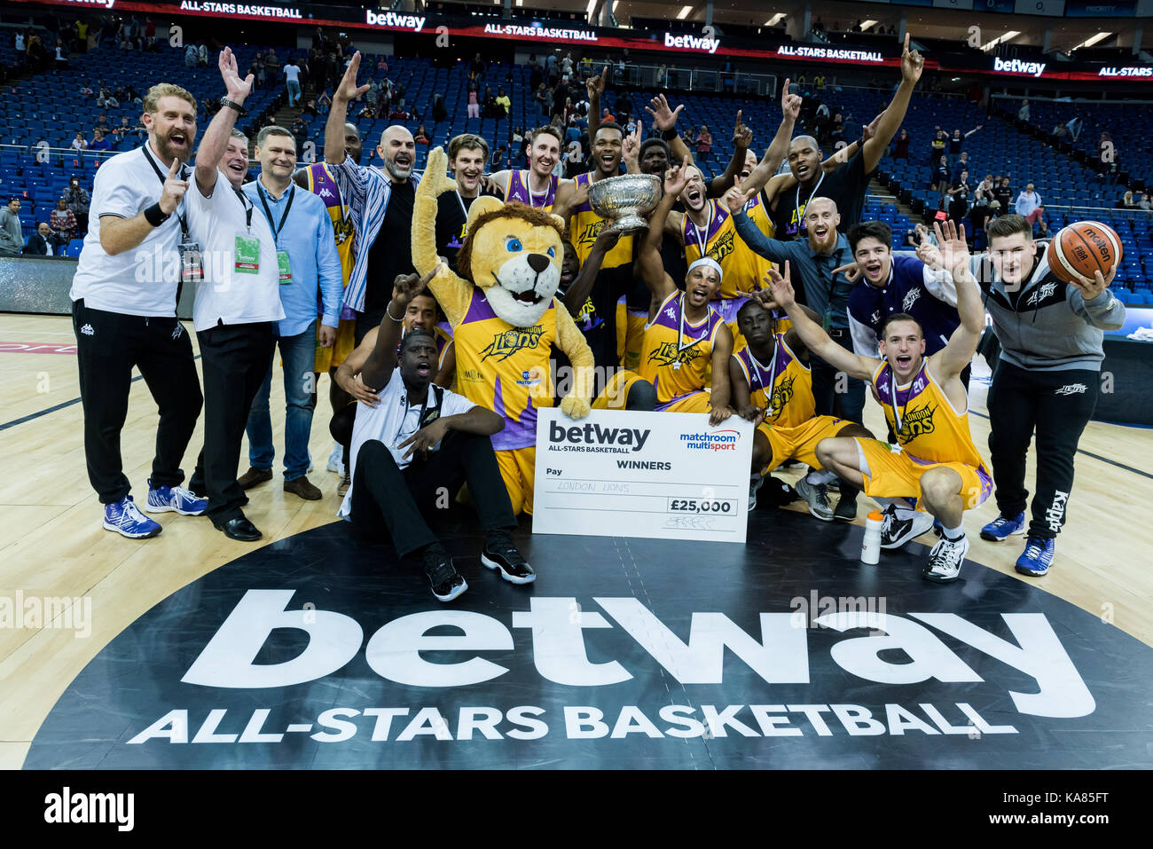 London, Großbritannien. 24 Sep, 2017. Betway All-Stars Basketball Meisterschaft am 02 London Lions gewinnen Eröffnungs betway British Basketball All-Stars Meisterschaft schlagen Newcastle Adler 26 vs 25. London Lions Team mit Trainer feiern den Gewinn von € 25.000. (C) Kredite: pmgimaging/Alamy leben Nachrichten Stockfoto