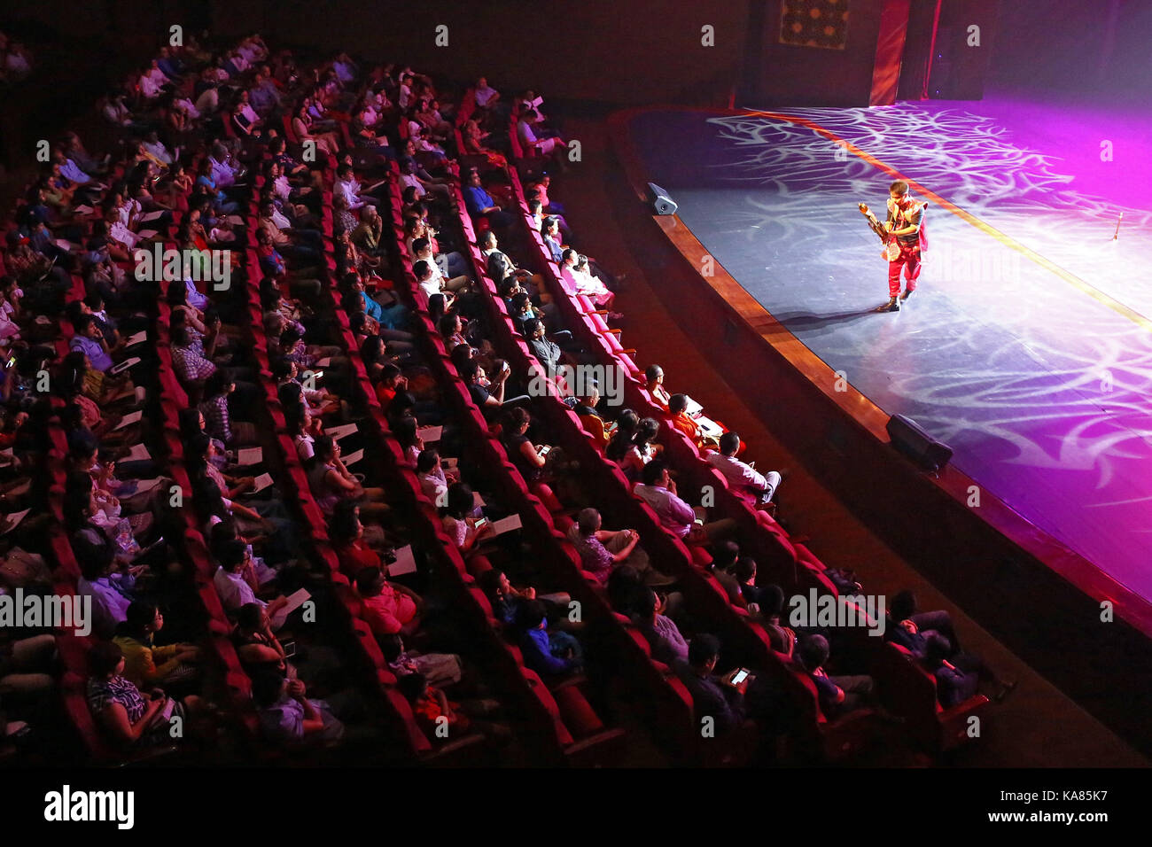 Colombo, Sri Lanka. 25 Sep, 2017. Chinesische Tänzer eine kulturelle Tanz an Nelum Pokuna Mahinda Rajapaksa Theater, Colombo, Sri Lanka. Credit: vimukthi Embuldeniya/Alamy leben Nachrichten Stockfoto