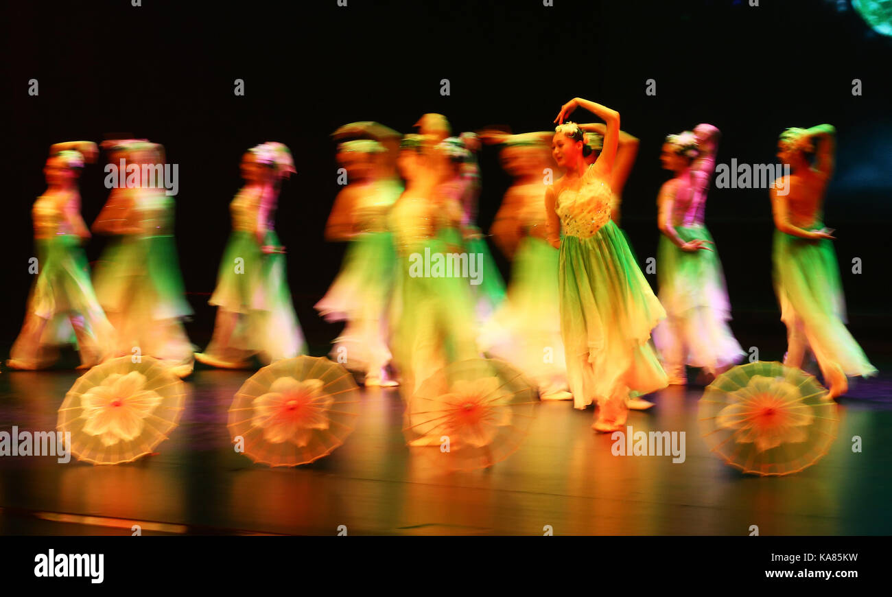 Colombo, Sri Lanka. 25 Sep, 2017. Chinesische Tänzer eine kulturelle Tanz an Nelum Pokuna Mahinda Rajapaksa Theater, Colombo, Sri Lanka. Credit: vimukthi Embuldeniya/Alamy leben Nachrichten Stockfoto