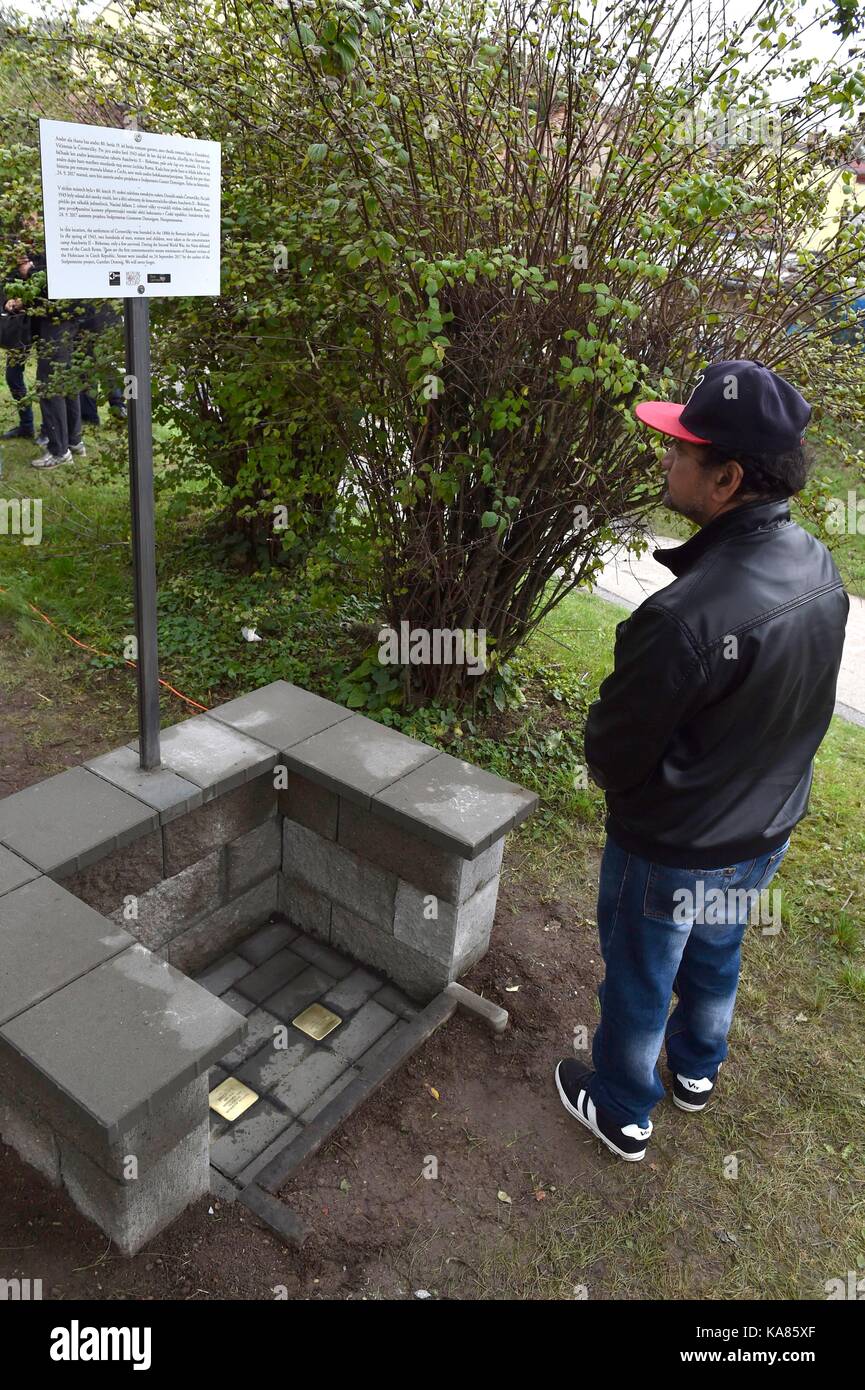 Die ersten Stolpersteine oder Stolpersteine zum Gedenken an die Opfer des Holocaust der Roma, vor allem Jan und Amalie Daniel, waren in der Tschechischen Republik in Brno Nachbarschaft Cernovicky heute, Projekt Thema Gunter Demnig (nicht auf dem Foto) gesagt hat. "Sie daran erinnern, dass die RROMA wurden systematisch auf die gleiche Weise wie die Juden und andere Opfer des Nationalsozialismus ermordet worden", sagte er. Die Stolpersteine Steine mit oberen Messing Schilder mit persönlichen Daten abgedeckt sind außerhalb der Häuser, wo die Opfer des Holocaust gelebt oder gearbeitet. Derzeit Cernovicky besteht aus einer Gruppe von Familie Haus i Stockfoto