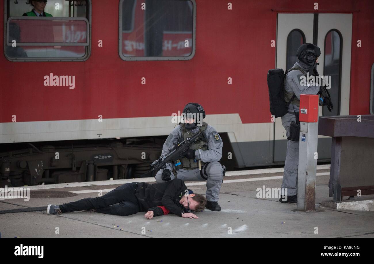 Berlin, Deutschland. 25 Sep, 2017. Einheiten von KSB (Katastrophenschutz), BFE (Bundesamt für ...