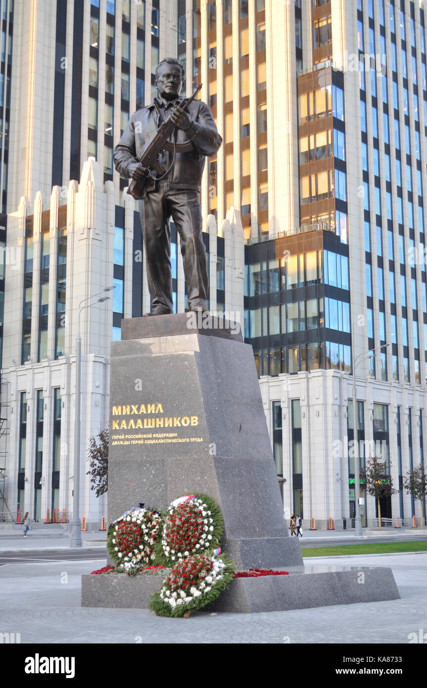 Das Denkmal zu Generalleutnant Michail T. Kalaschnikow, Designer des AK-47, der Sowjetischen Gewehr, die weltweit am meisten verbreiteten Angriff Waffe werden. Credit: Stanislaw Tokarski/Alamy leben Nachrichten Stockfoto