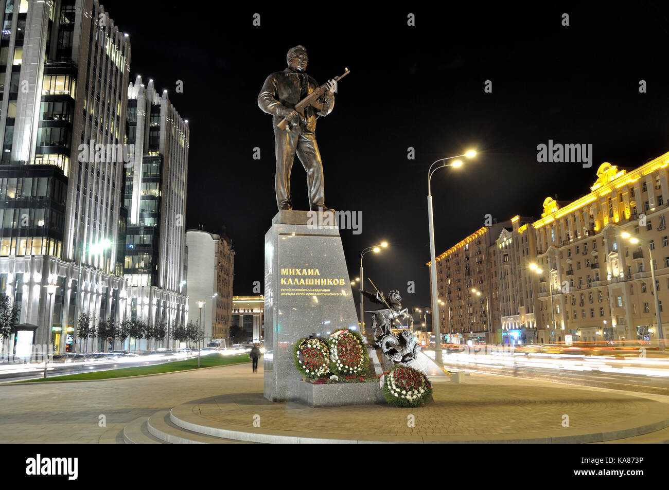 Das Denkmal zu Generalleutnant Michail T. Kalaschnikow, Designer des AK