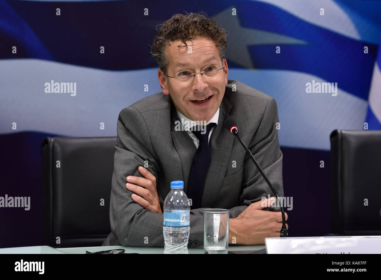 Athen, Griechenland. 25 Sep, 2017. Vorsitzenden der Eurogruppe Jeroen Dijsselbloem Adressen der Presse während einer gemeinsamen Pressekonferenz mit der griechische Finanzminister Euclid Tsakalotos im Finanzministerium nach ihrem Treffen in Athen, Griechenland. Credit: Nicolas Koutsokostas/Alamy leben Nachrichten Stockfoto