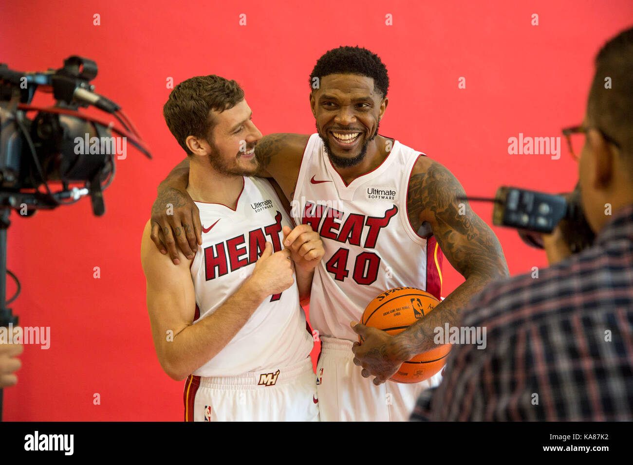 September 25, 2017 - Miami, Florida, USA - Miami Heat guard Goran Dragic (7) und Miami Heat vorwärts Udonis Haslem (40) posieren für Miami Herald Fotograf David Santiago während bei Media Tag an der American Airlines Arena in Miami, Florida, am 25. September 2017. (Bild: © Allen Eyestone/der Palm Beach Post über ZUMA Draht) Stockfoto