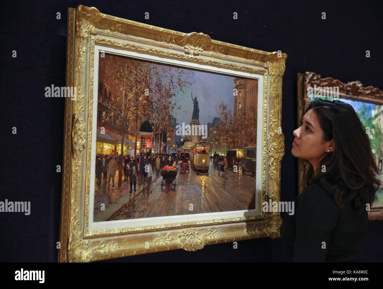 London, Großbritannien. 25 Sep, 2017. Eine Frau sieht Place de la Republique in der Nacht von Edouard Henri Leon Cortes (Französisch 1882-1996). Es ist auf € 15.000 geschätzt - £20.000. Credit: Dinendra Haria/Alamy leben Nachrichten Stockfoto