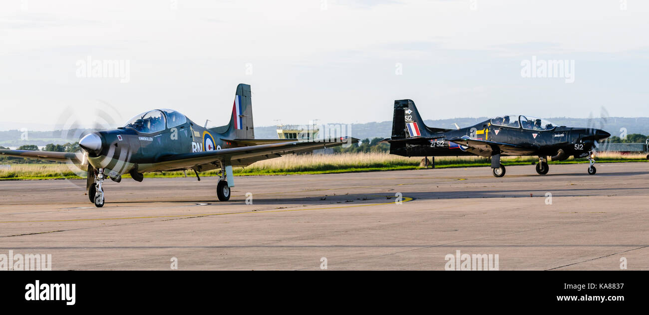 RAF Aldergrove, Nordirland. 25/09/2017 - Zwei Tucano Ausbildung Flugzeuge von 72 (R) Geschwader fliegen in RAF Aldergrove als Teil ihrer hundertjährigen Feiern. Eines der Flugzeuge wurde speziell versiegelter Lackierung aus der Schlacht von Großbritannien Spitfire gemalt. Stockfoto