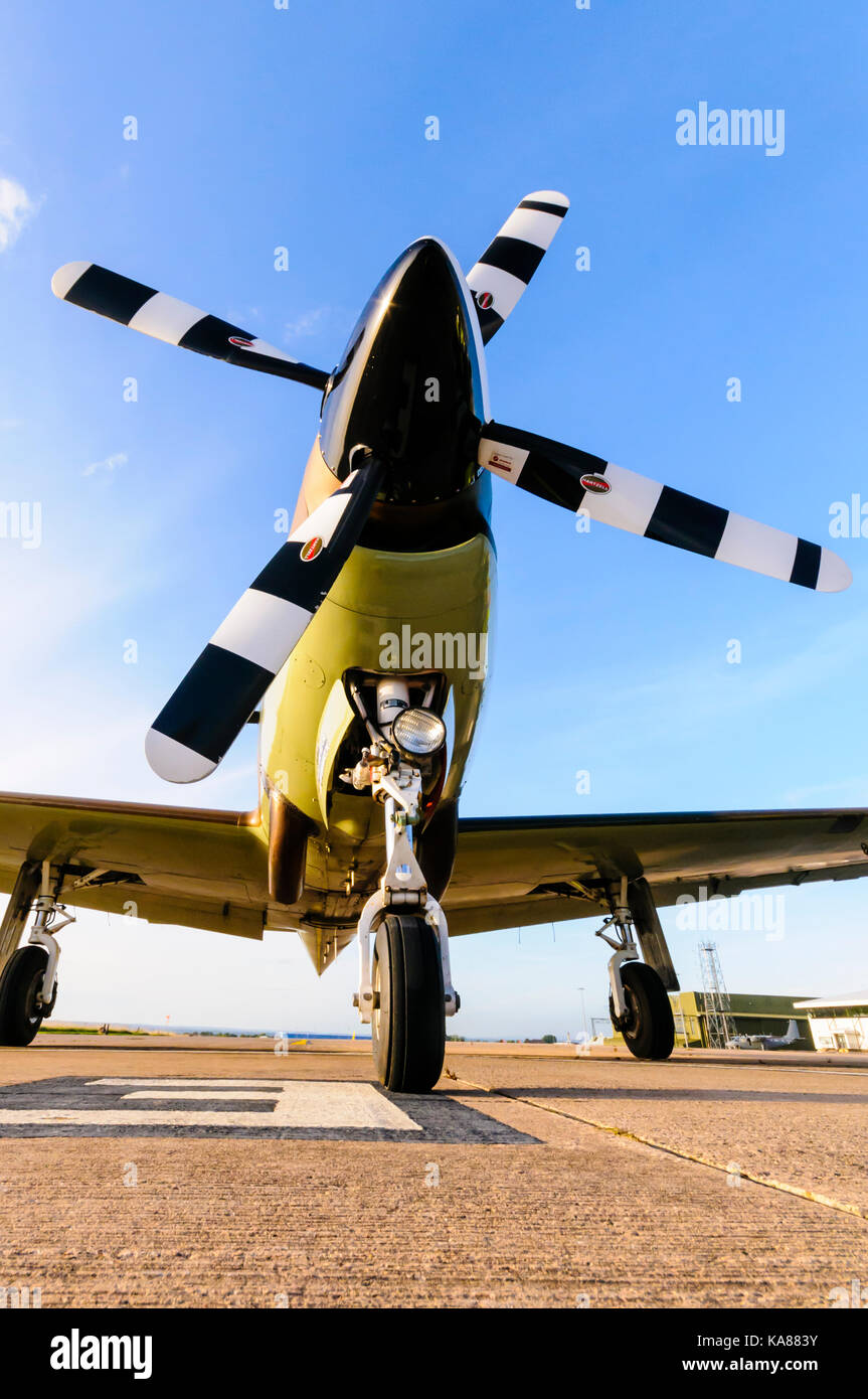 RAF Aldergrove, Nordirland. 25/09/2017 - Zwei Tucano Ausbildung Flugzeuge von 72 (R) Geschwader fliegen in RAF Aldergrove als Teil ihrer hundertjährigen Feiern. Eines der Flugzeuge wurde speziell versiegelter Lackierung aus der Schlacht von Großbritannien Spitfire gemalt. Stockfoto