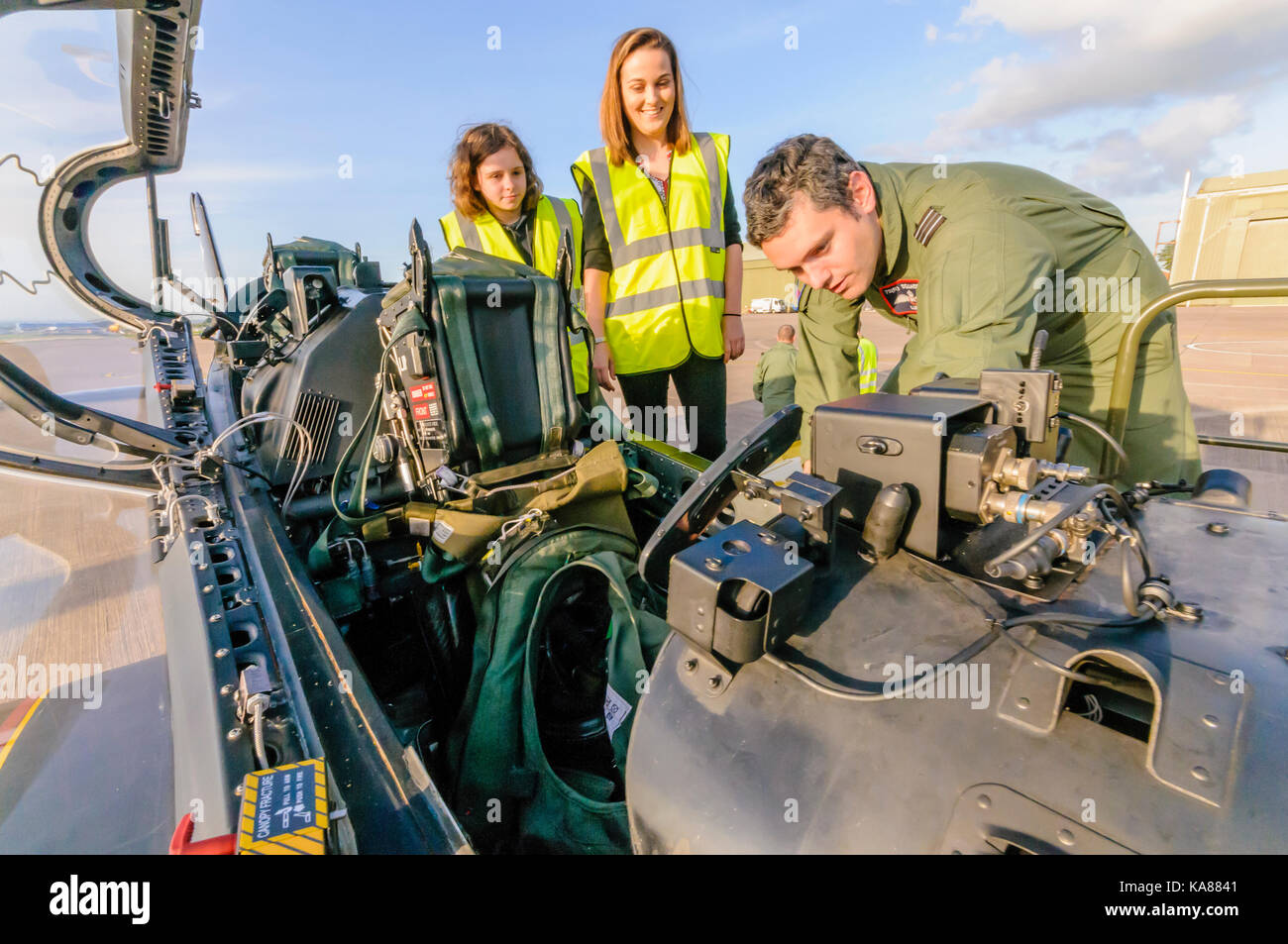 RAF Aldergrove, Nordirland. 25/09/2017 - ein Pilotprojekt zeigt zwei Air Training Corp Kadetten das Cockpit eines Tucano Ausbildung Flugzeuge von 72 (R) Squadron. Stockfoto