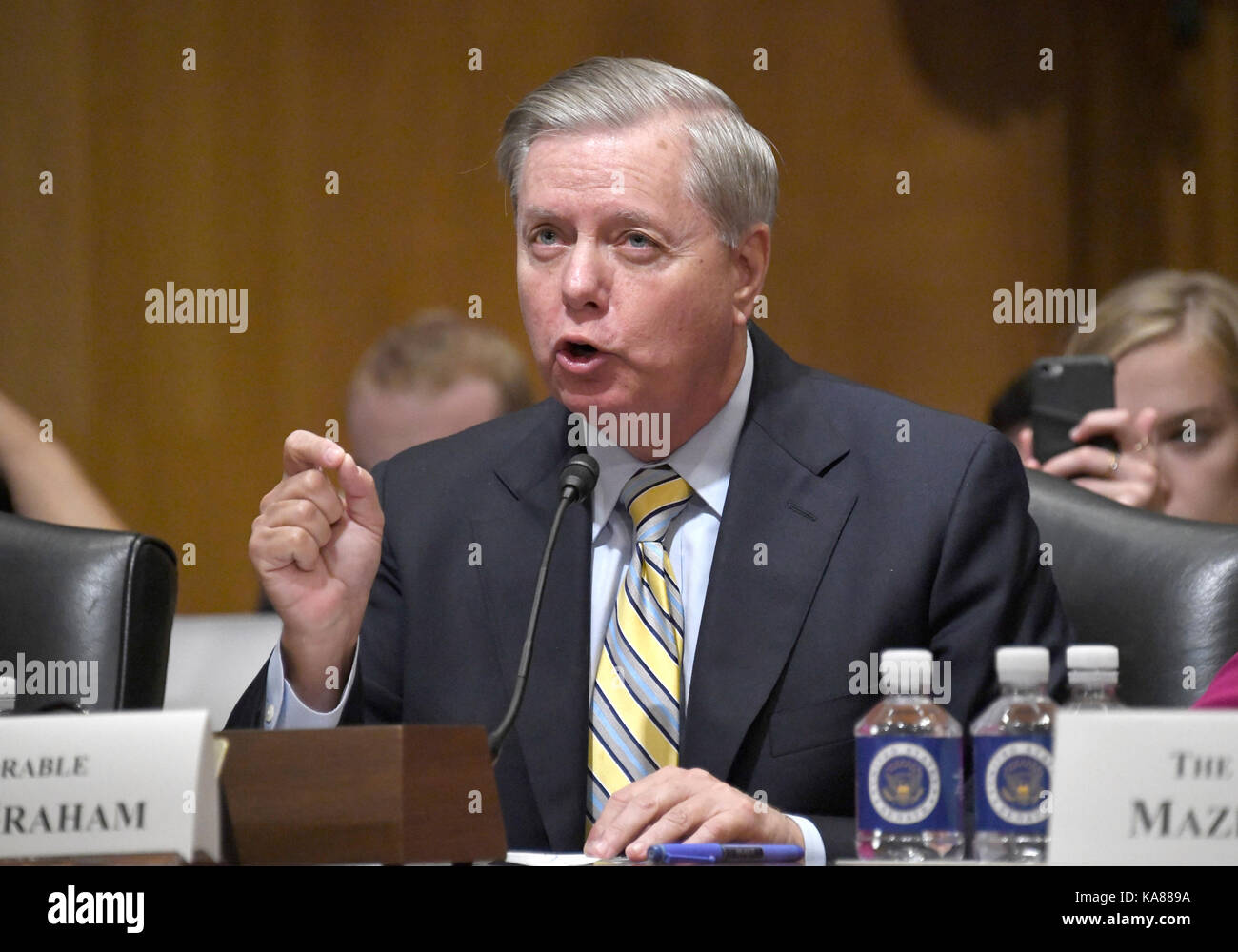 United States Senator Lindsey Graham (Republikaner für South Carolina) bezeugt vor dem US-Senat Ausschusses für Finanzen" Anhörung der Heller-Johnson Graham-Cassidy-Vorschlag" zur Aufhebung und der Erschwingliche Pflege Handeln (ACA) - auch bekannt als 'DObamaCare" in Washington, DC am Montag, 25. September 2017 ersetzen. Graham ist der Hauptautor der Rechnung. Credit: Ron Sachs/CNP/MediaPunch Stockfoto