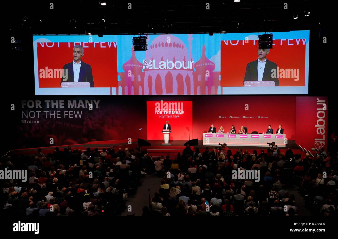 Brighton, Großbritannien. 25 Sep, 2017. Sadiq Khan, Abgeordneter und Bürgermeister von London, liefert eine Rede während der zweite Tag der Konferenz der Labour Party in Brighton, Großbritannien, an Sept. 25, 2017. Credit: Han Yan/Xinhua/Alamy leben Nachrichten Stockfoto