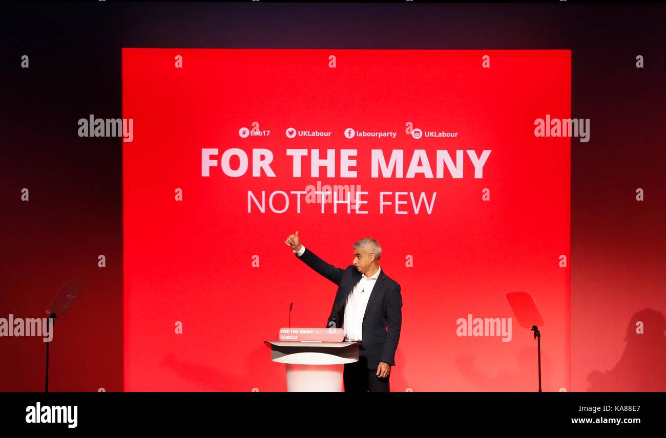 Brighton, Großbritannien. 25 Sep, 2017. Sadiq Khan, Abgeordneter und Bürgermeister von London, Gesten, nachdem er in einer Rede während des zweiten Tages der Konferenz der Labour Party in Brighton, Großbritannien, an Sept. 25, 2017. Credit: Han Yan/Xinhua/Alamy leben Nachrichten Stockfoto