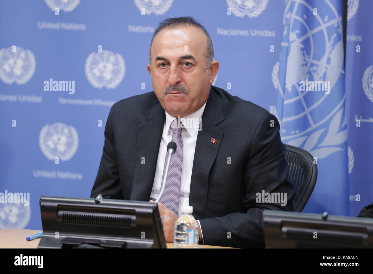 New York, NY, USA. 22 Sep, 2017. Vereinten Nationen, New York, USA, 22. September 2017 - Puten Außenminister, Mevlut Cavusoglu Schriftsatz Journalisten über die Unterzeichnung des Abkommens, die für die Errichtung des Technologie Bank für die am wenigsten entwickelten Länder (LDC) an das UN-Hauptquartier in New York City. Foto: Luiz Rampelotto/EuropaNewswire Credit: Luiz Rampelotto/ZUMA Draht/Alamy leben Nachrichten Stockfoto