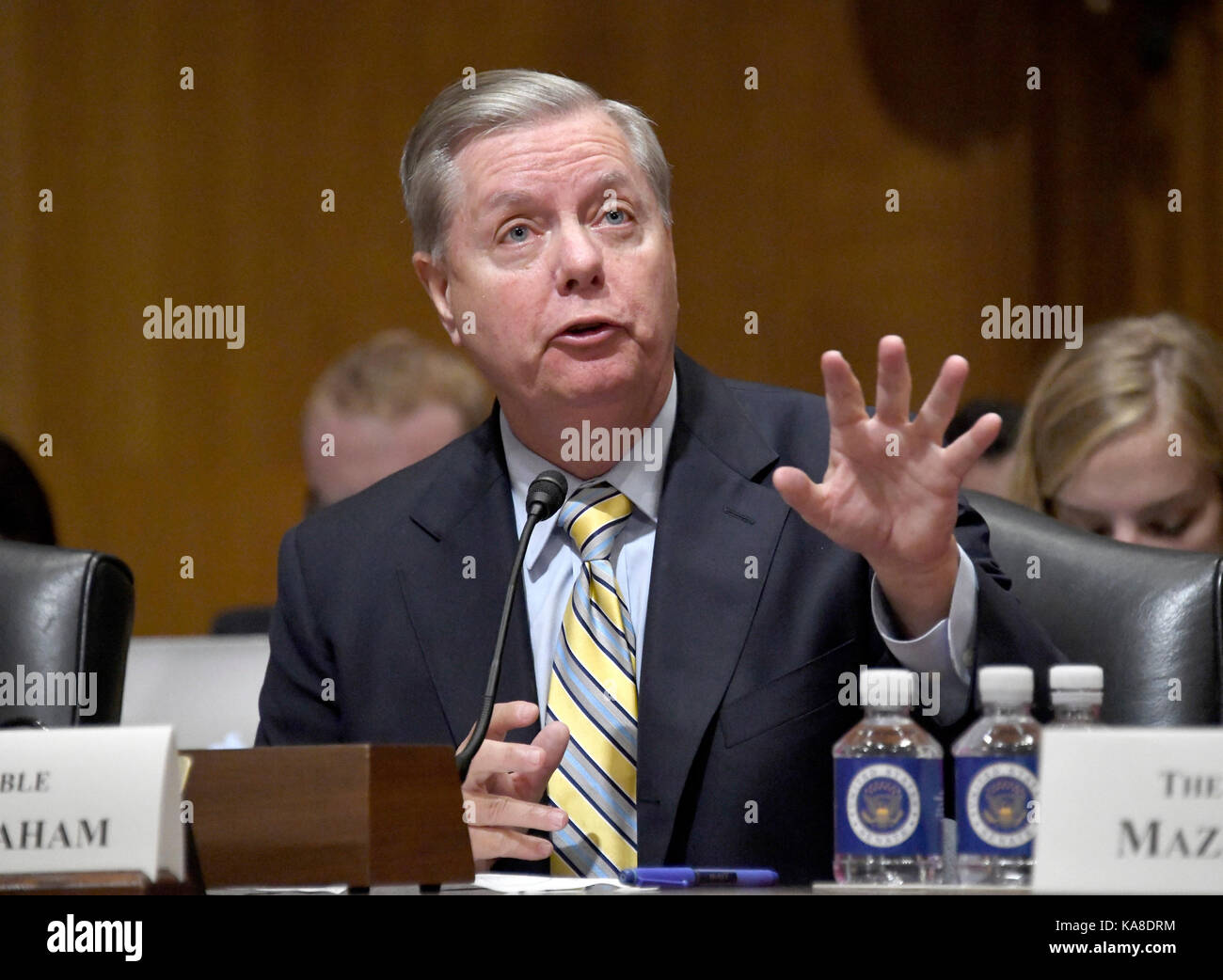United States Senator Lindsey Graham (Republikaner für South Carolina) bezeugt vor dem US-Senat Ausschusses für Finanzen" Anhörung der Heller-Johnson Graham-Cassidy-Vorschlag" zur Aufhebung und der Erschwingliche Pflege Handeln (ACA) - auch bekannt als 'DObamaCare" in Washington, DC am Montag, 25. September 2017 ersetzen. Graham ist der Hauptautor der Rechnung. Credit: Ron Sachs/CNP · KEINE LEITUNG SERVICE · Foto: Ron Sachs/konsolidierte News Fotos/Ron Sachs - CNP Stockfoto