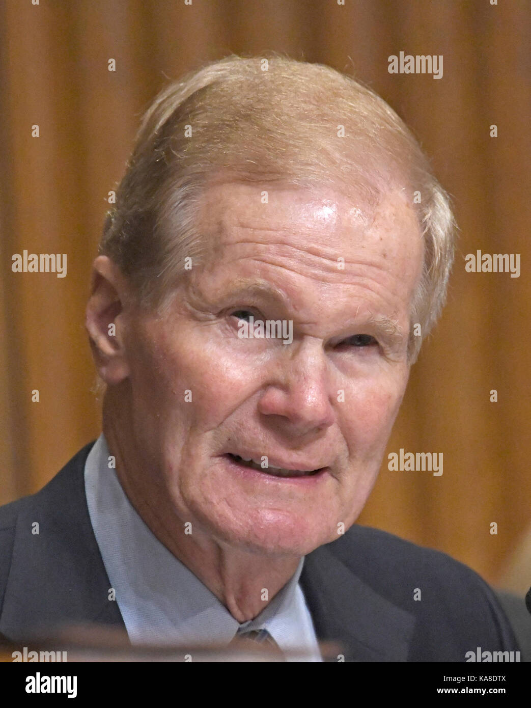 Us-Senator Bill Nelson (Demokrat von Florida) Fragen an die Zeugen während der US-Senat Ausschusses für Finanzen" Anhörung der Heller-Johnson Graham-Cassidy-Vorschlag" zur Aufhebung zu betrachten und der Erschwingliche Pflege Handeln (ACA) - auch bekannt als 'DObamaCare" in Washington, DC am Montag, 25. September 2017 ersetzen. Credit: Ron Sachs/CNP · KEINE LEITUNG SERVICE · Foto: Ron Sachs/konsolidierte News Fotos/Ron Sachs - CNP Stockfoto