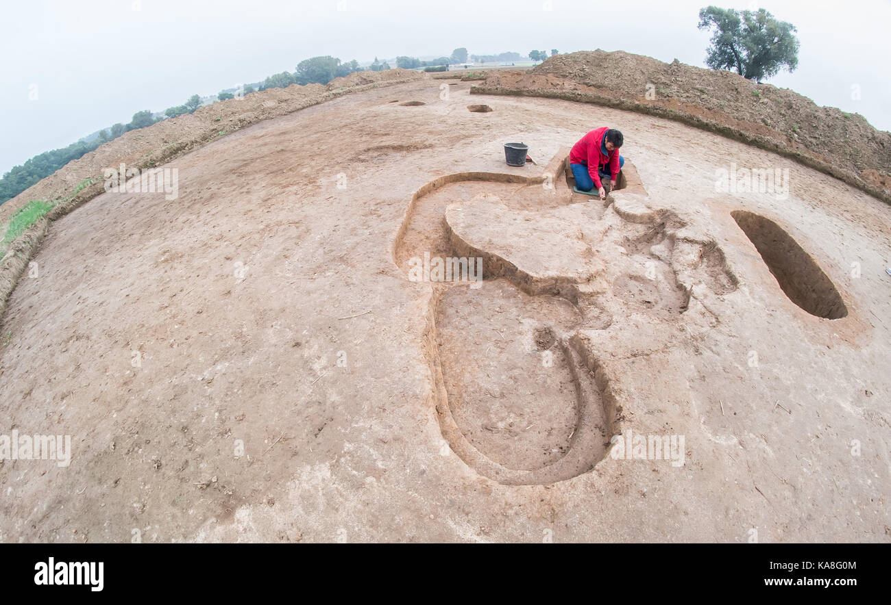 Warburg-Hohenwepel, Deutschland. 26 Sep, 2017. Maria Hahne, Aushub Techniker an der Landschaftsverband-Westfalen-Lippe (regionalbehörde Westfalen Lippe), Ausgrabungen Steinbeiles aus einem 7000 Jahre alten Grab in Warburg-Hohenwepel, Deutschland, 26. September 2017. Es war im Grab von Verwandten, wie eine Beerdigung, Geschenk. Die Forschungen der staatlichen Autorität Westfalen Lippe lege offen eine 7000 Jahre alte Gräberfeld aus der frühen Jungsteinzeit. Quelle: dpa Picture alliance/Alamy leben Nachrichten Stockfoto