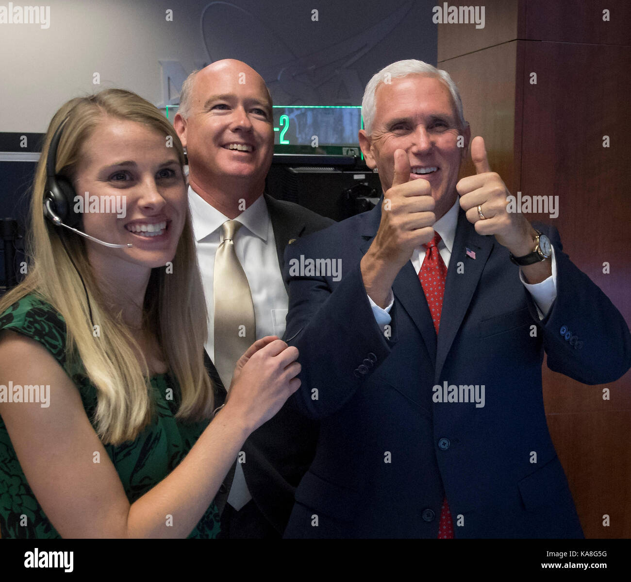 United States Vice President Mike Pence, rechts, gibt einen Daumen bis zum Kontrollraum Mannschaft, nachdem er sprach mit Expedition 53 Crew Mitglieder Joe Acaba, Randy Bresnik, und Mark Vande Hei an Bord der Internationalen Raumstation, während die US-Vertreter Robert Aderholt (Republikaner für Alabama), Mitte und Marshall Space Flight Center International Space Station Nutzlast Communications Manager Jessica Duckworth auf, Montag, Sept. 25, 2017, im Payload Operations Integration Center (POIC) der NASA Marshall Space Flight Center in Huntsville, Alabama. Der Vizepräsident besucht den Raum cent Stockfoto